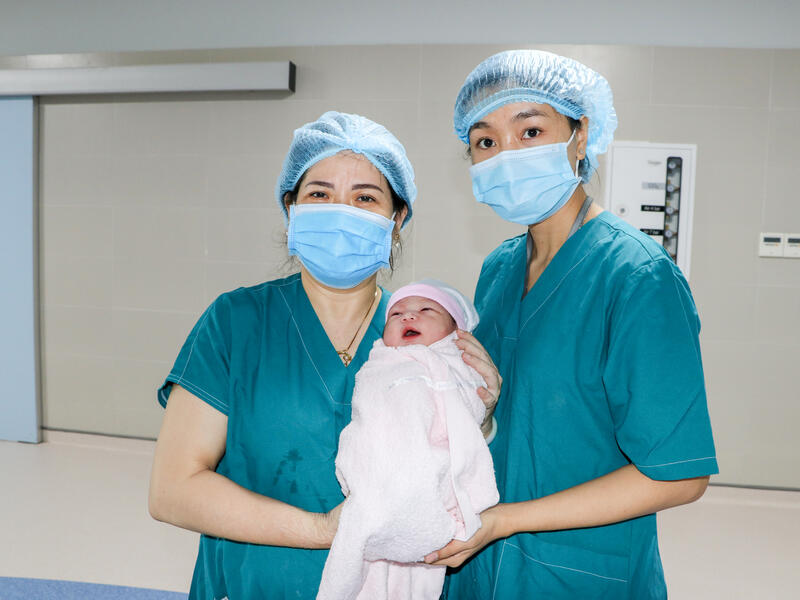 Em bé đầu tiên sinh tại BV