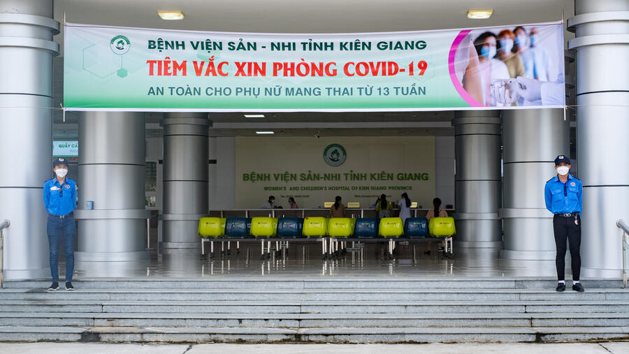 Thực hiện tiêm Vacxin phòng Covid19 cho phụ nữ mang thai từ 13 tuần