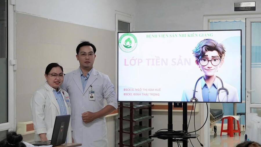 Sáng ngày 27/11, lớp “Chuẩn bị cho thai phụ về kiến thức – thực hành trước sinh” – Kỳ 3 với chủ đề “Dấu hiệu chuyển dạ, thời gian cần vào viện – Cách thở, rặn khi sinh” đã diễn ra thành công tốt đẹp tại Bệnh viện Sản – Nhi Kiên Giang.