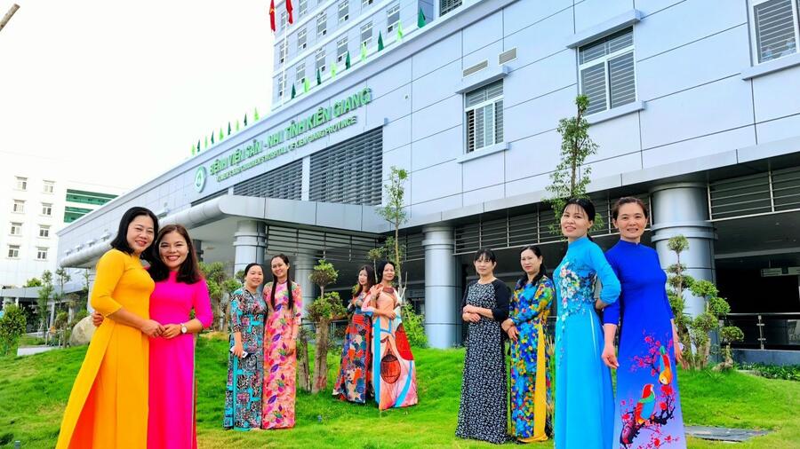 NỮ VIÊN CHỨC – NGƯỜI LAO ĐỘNG BỆNH VIỆN SẢN – NHI TỈNH KIÊN GIANG HƯỞNG ỨNG “TUẦN LỄ ÁO DÀI” NĂM 2022