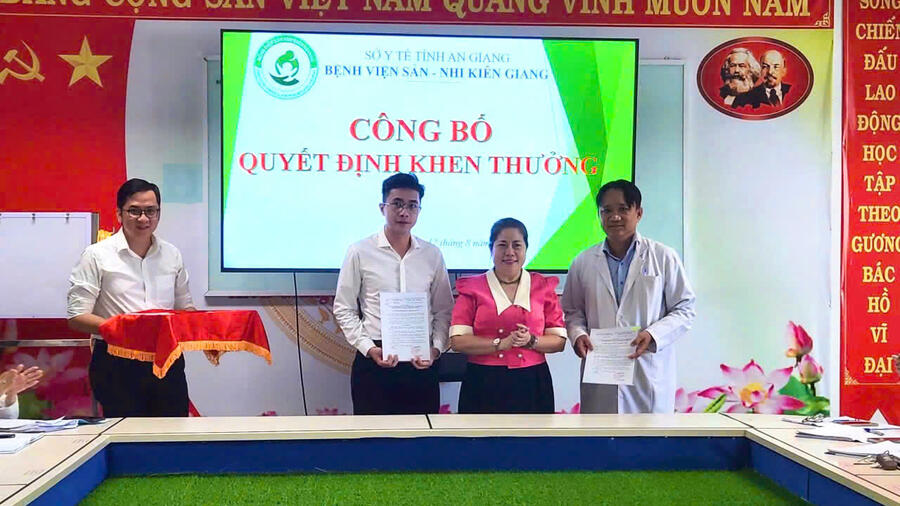 Khen thưởng các tập thể đạt thành tích trong đợt kiểm tra, đánh giá hoạt động 06 tháng đầu năm 2025